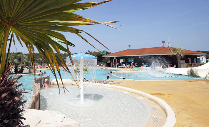 piscine avec jeux aquatiques camping chm montalivet