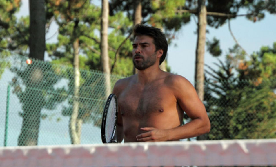 Partie de tennis au club naturiste CHM Montalivet