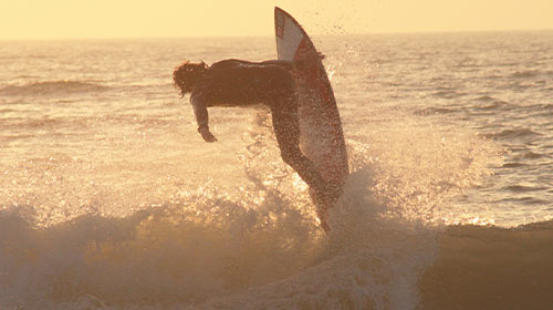 Surf au coucher de soleil