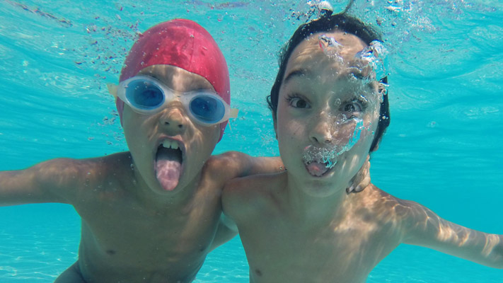 Enfants dans piscine CHM